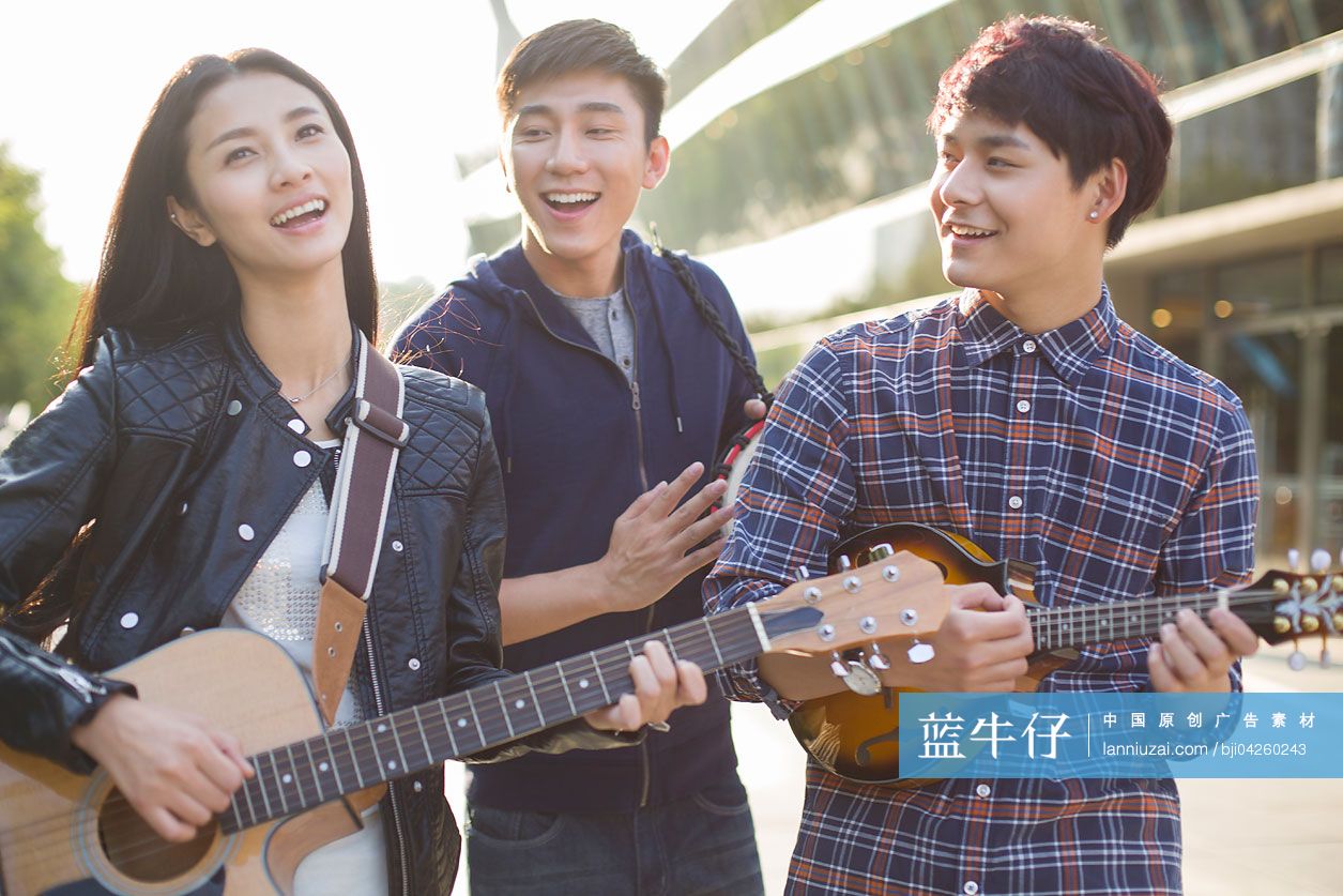 年轻人在街边演奏音乐