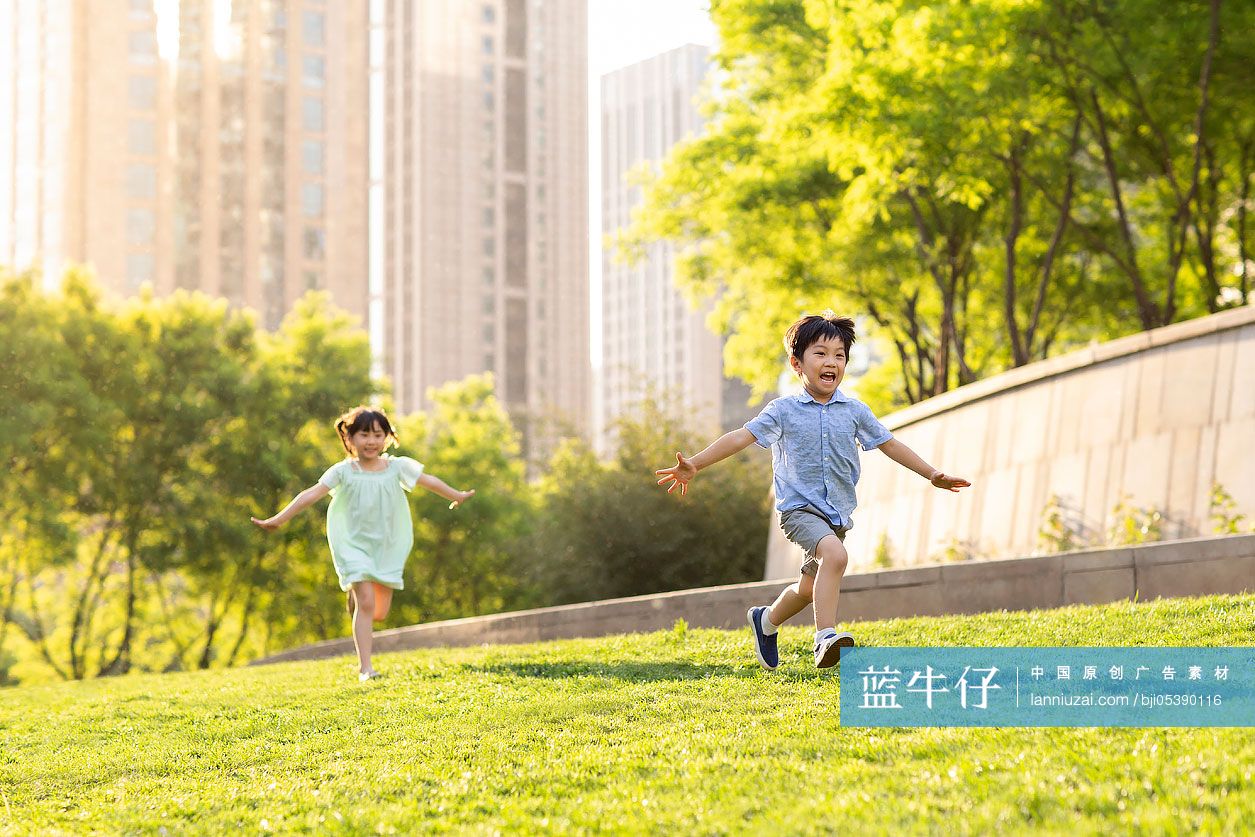 快乐的孩童在公园玩耍