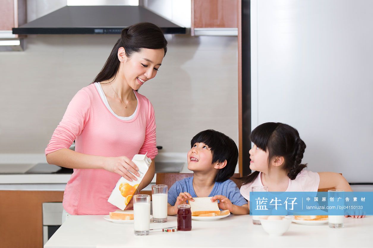 妈妈给孩子倒牛奶