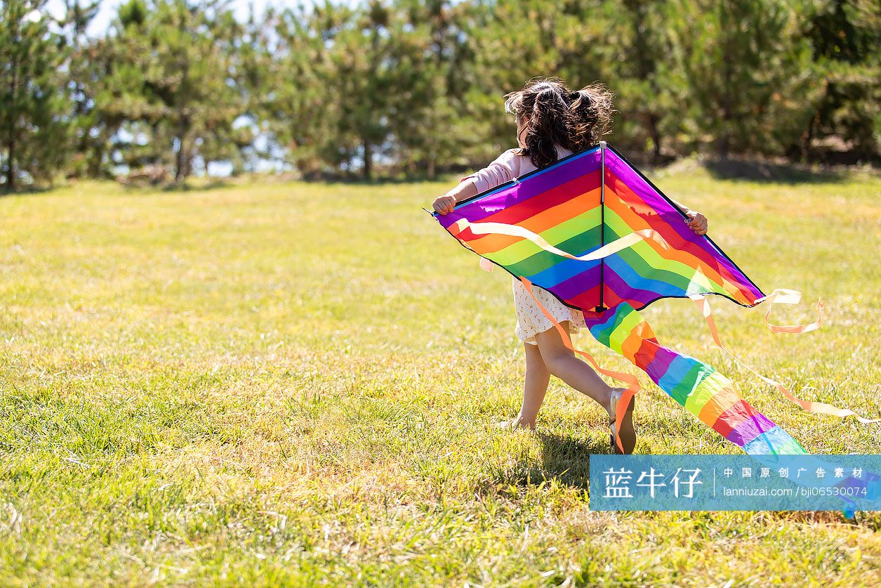 年轻女孩在草地上放风筝-蓝牛仔影像-中国原创广告影像素材