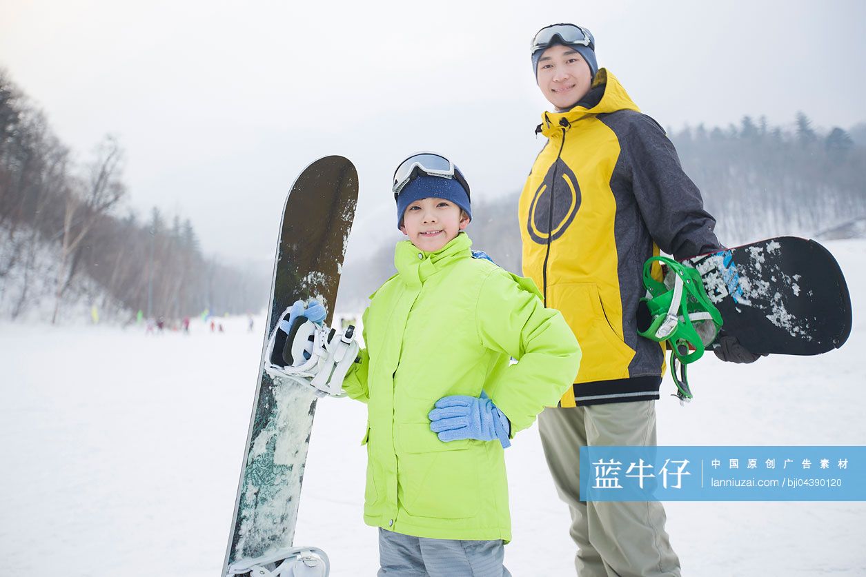 父子俩和滑雪板