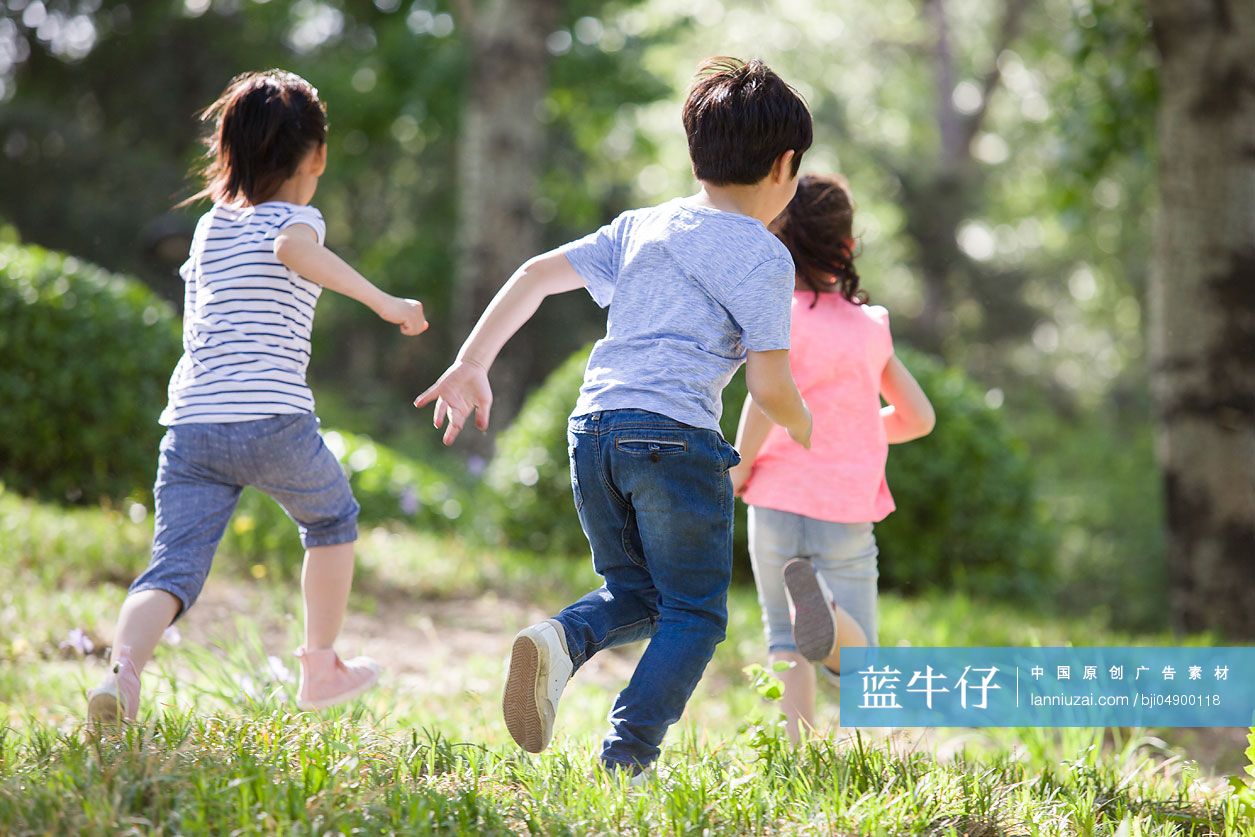 儿童在树林里奔跑嬉戏