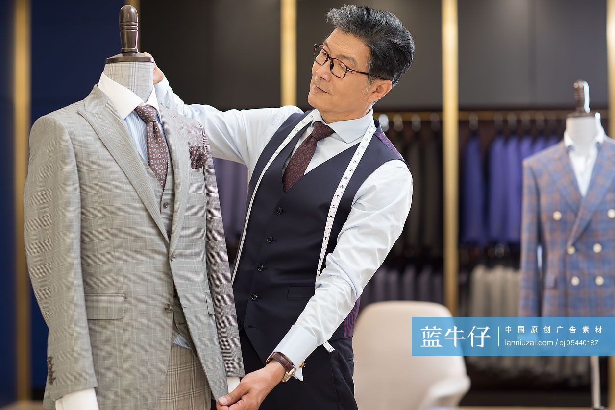 工作中的服装设计师