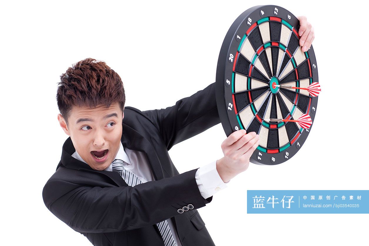 时尚的商务男子躲避飞镖