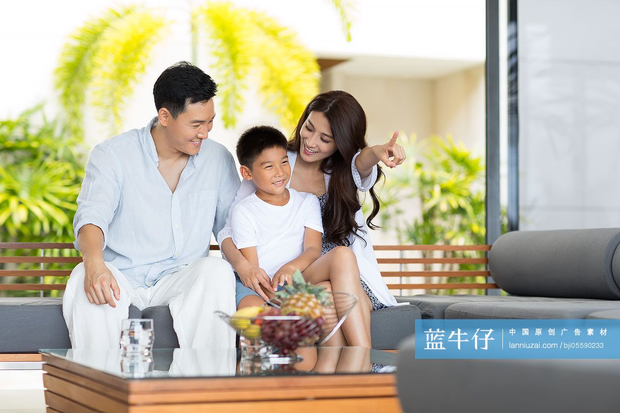 快乐的一家人坐在沙发上