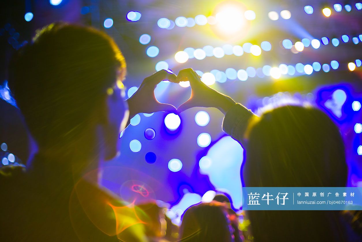 年轻情侣参加音乐节