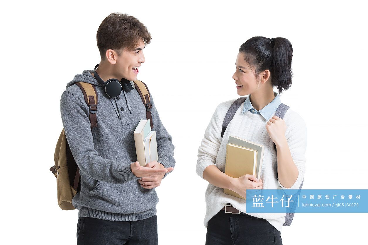 开心的大学生拿着书本