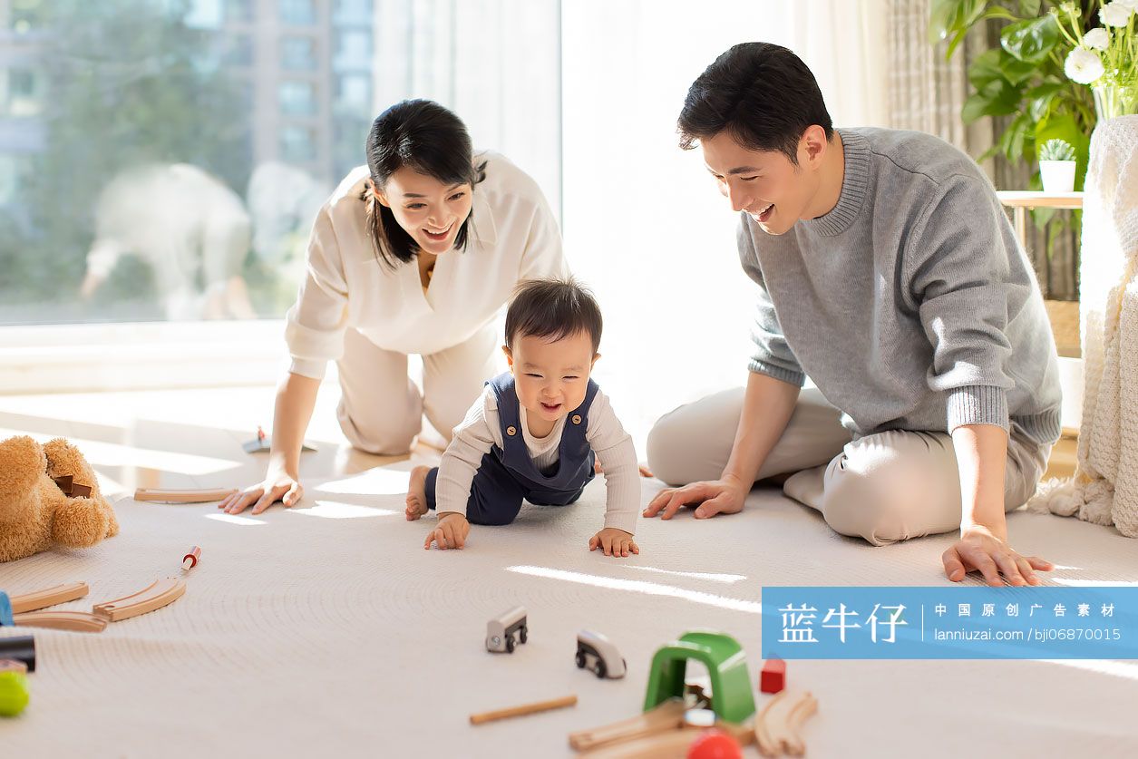 年轻父母在家陪宝宝玩耍