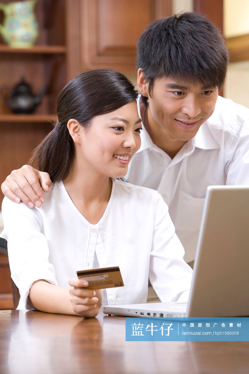 东方夫妇上网购物