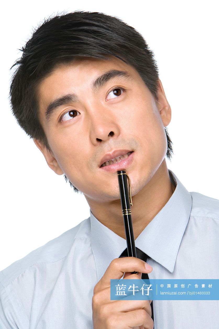 拿笔思考的商务男士