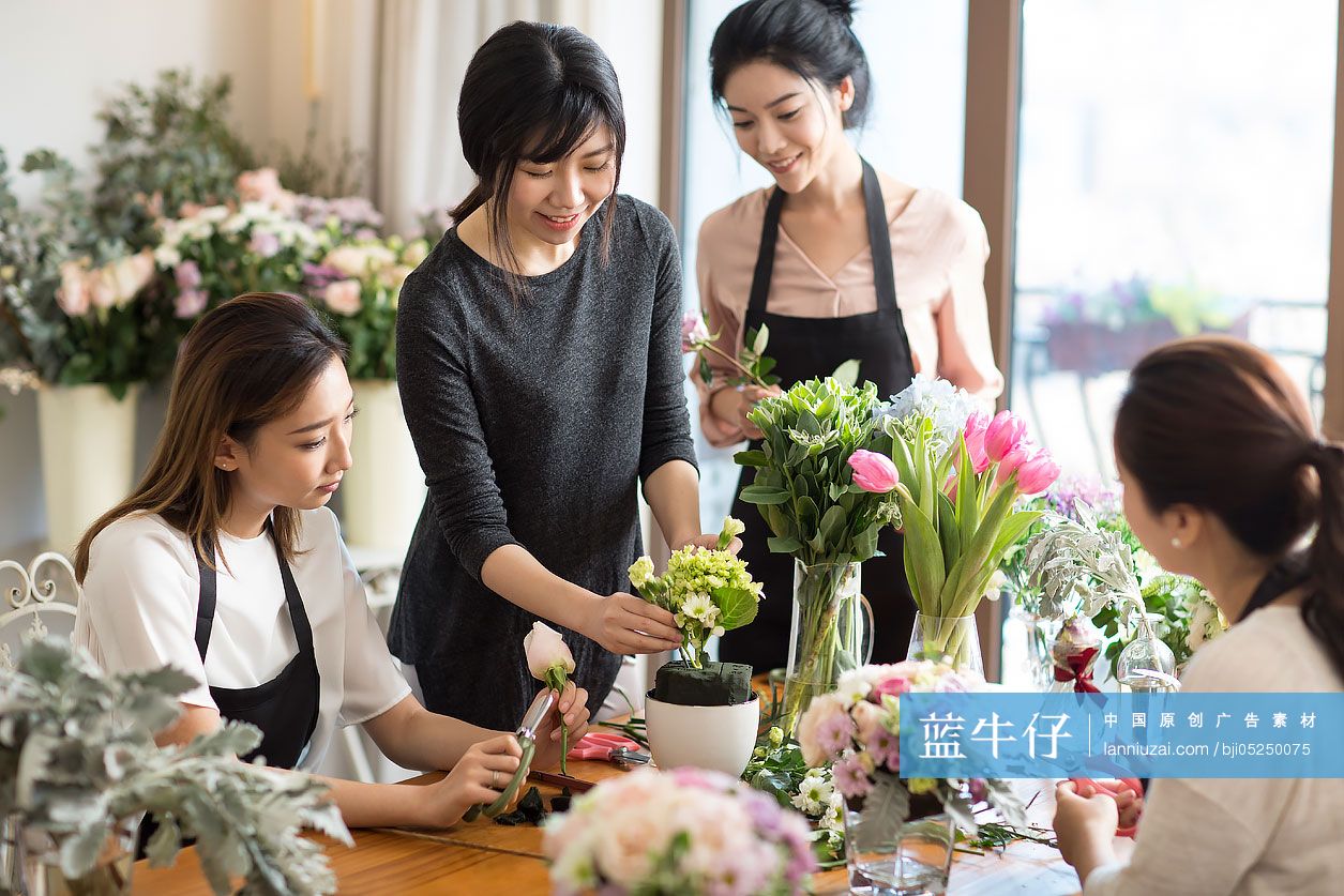 闺蜜一起参加插花艺术沙龙