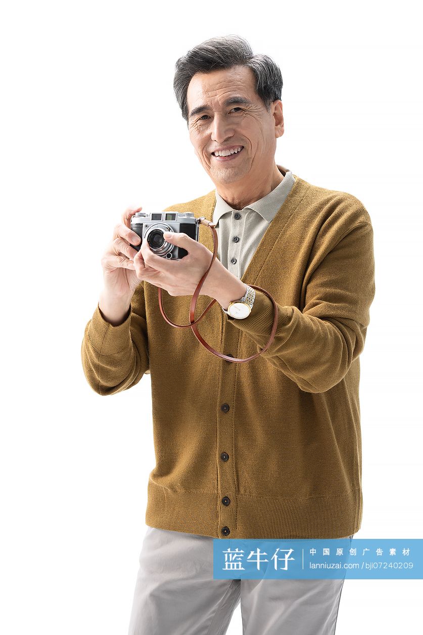老年男子拿相机拍照