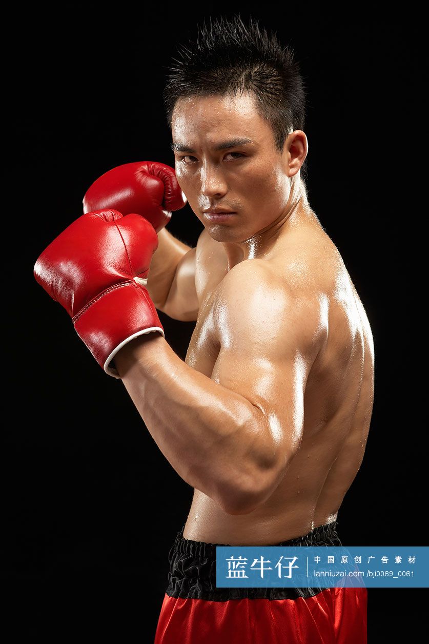 黄种人拳击手绷起肌肉凶猛回头