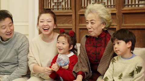 快乐家庭一起看电视