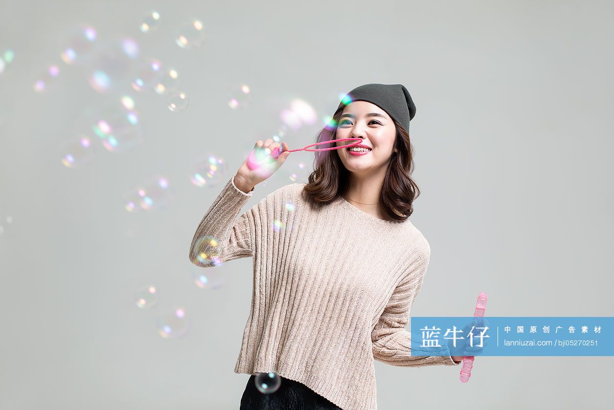 年轻女士吹泡泡