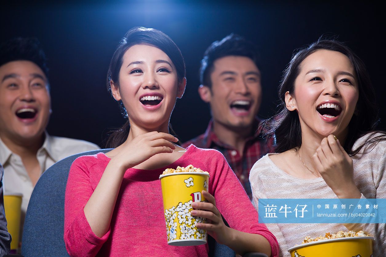 年轻闺蜜在影院看电影