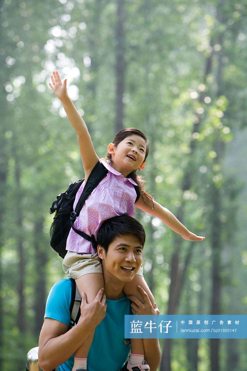 父女俩树林嬉戏
