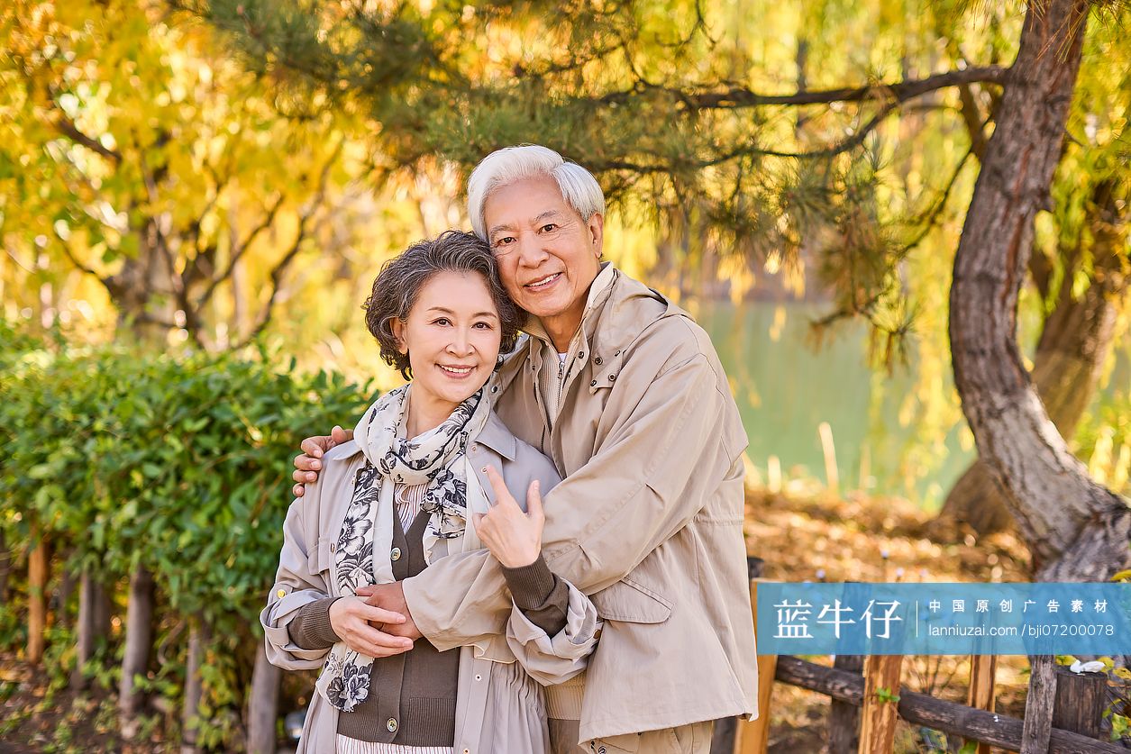 老年夫妇享受户外时光-蓝牛仔影像-中国原创广告影像素材