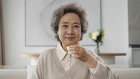 开心的老年女子喝茶