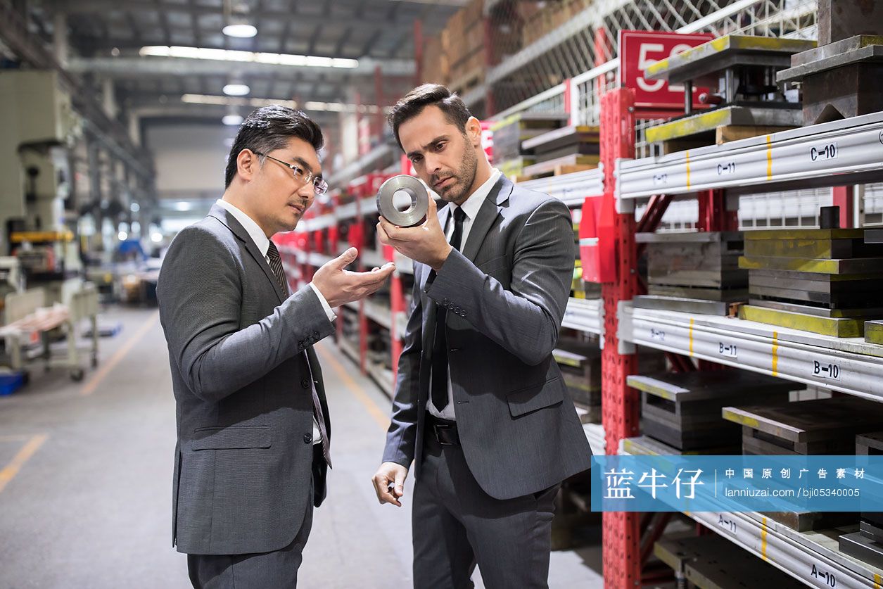 商务人士和工程师在工厂视察