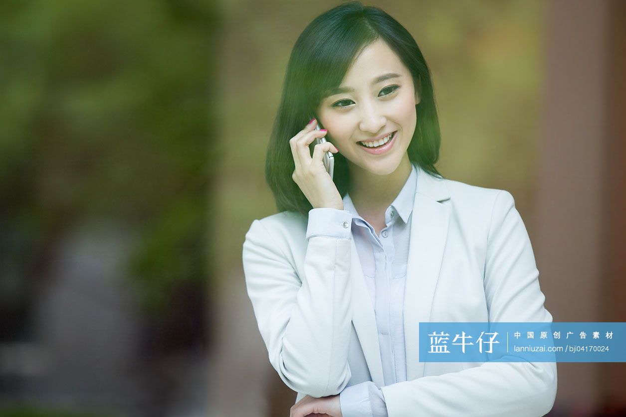 打电话的年轻商务女士