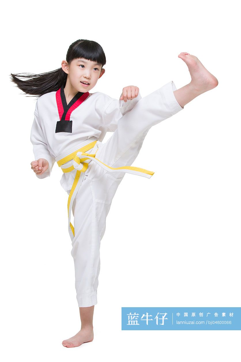 可爱的小女孩练跆拳道
