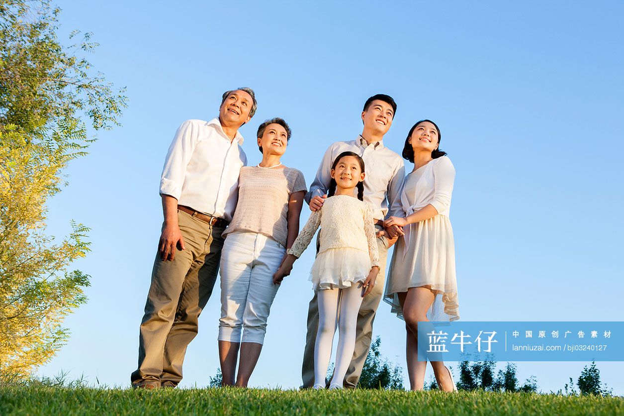 快乐大家庭在公园眺望