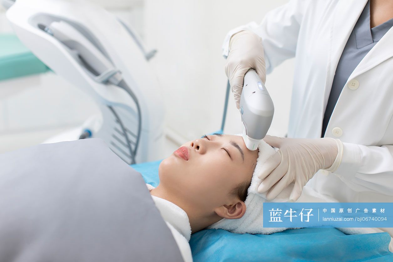 年轻女士医美护肤