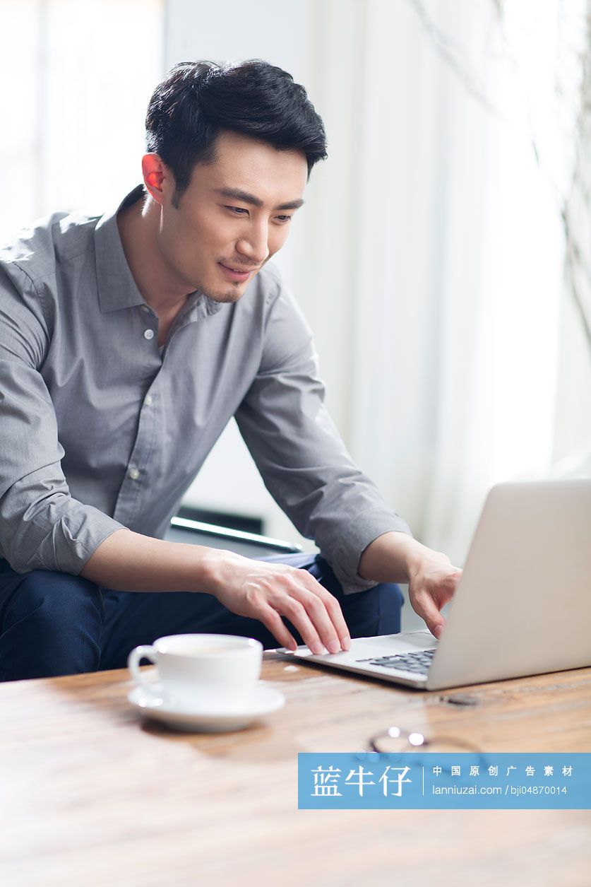 年轻商务男子在办公室工作