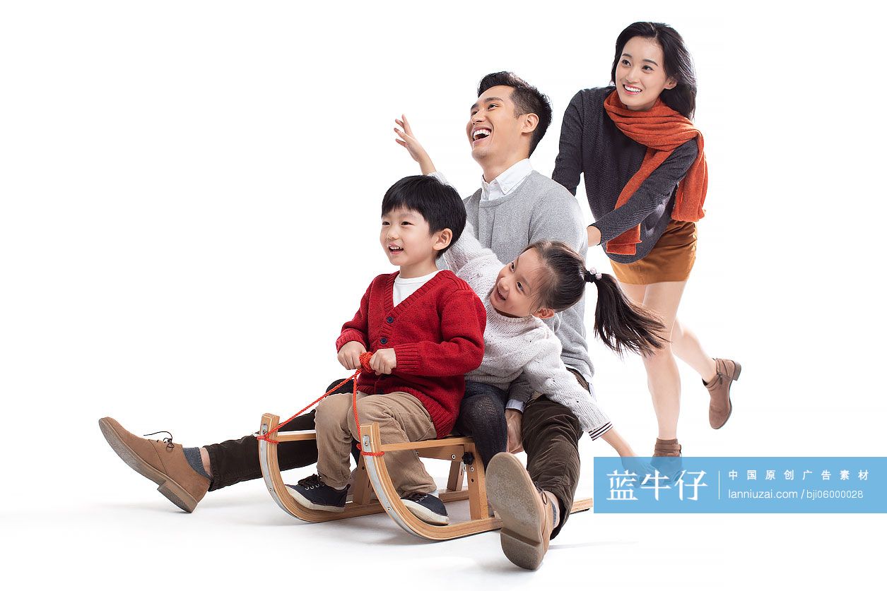 快乐年轻家庭滑雪橇