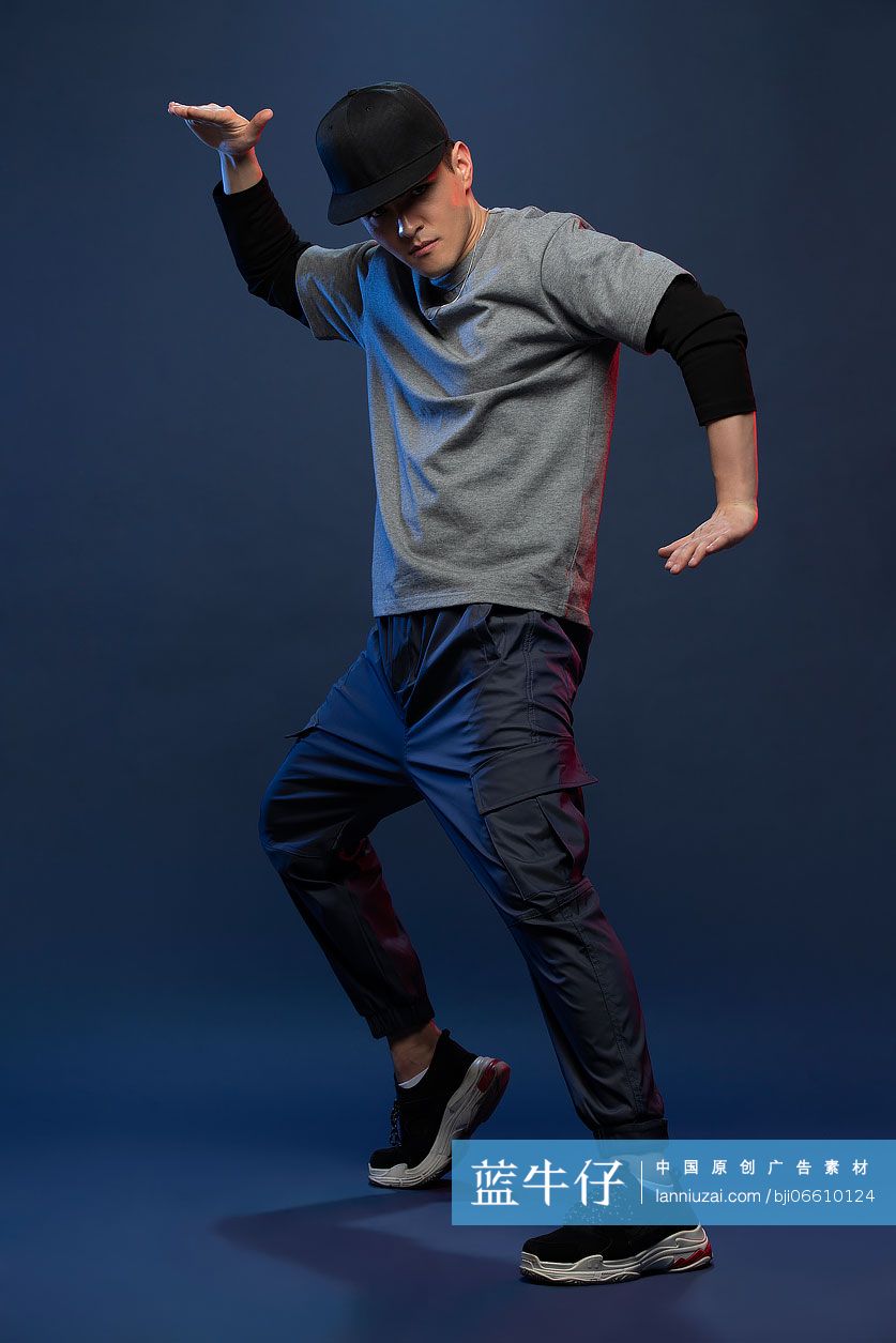 时尚的年轻男子跳舞