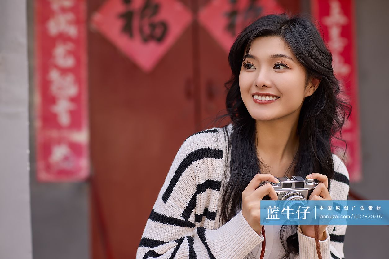 年轻女性拍照旅游