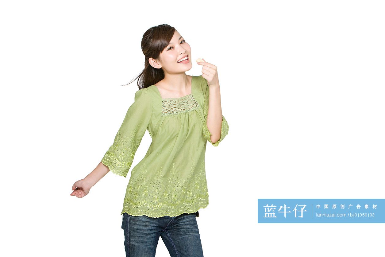 年轻女性吃威化饼干