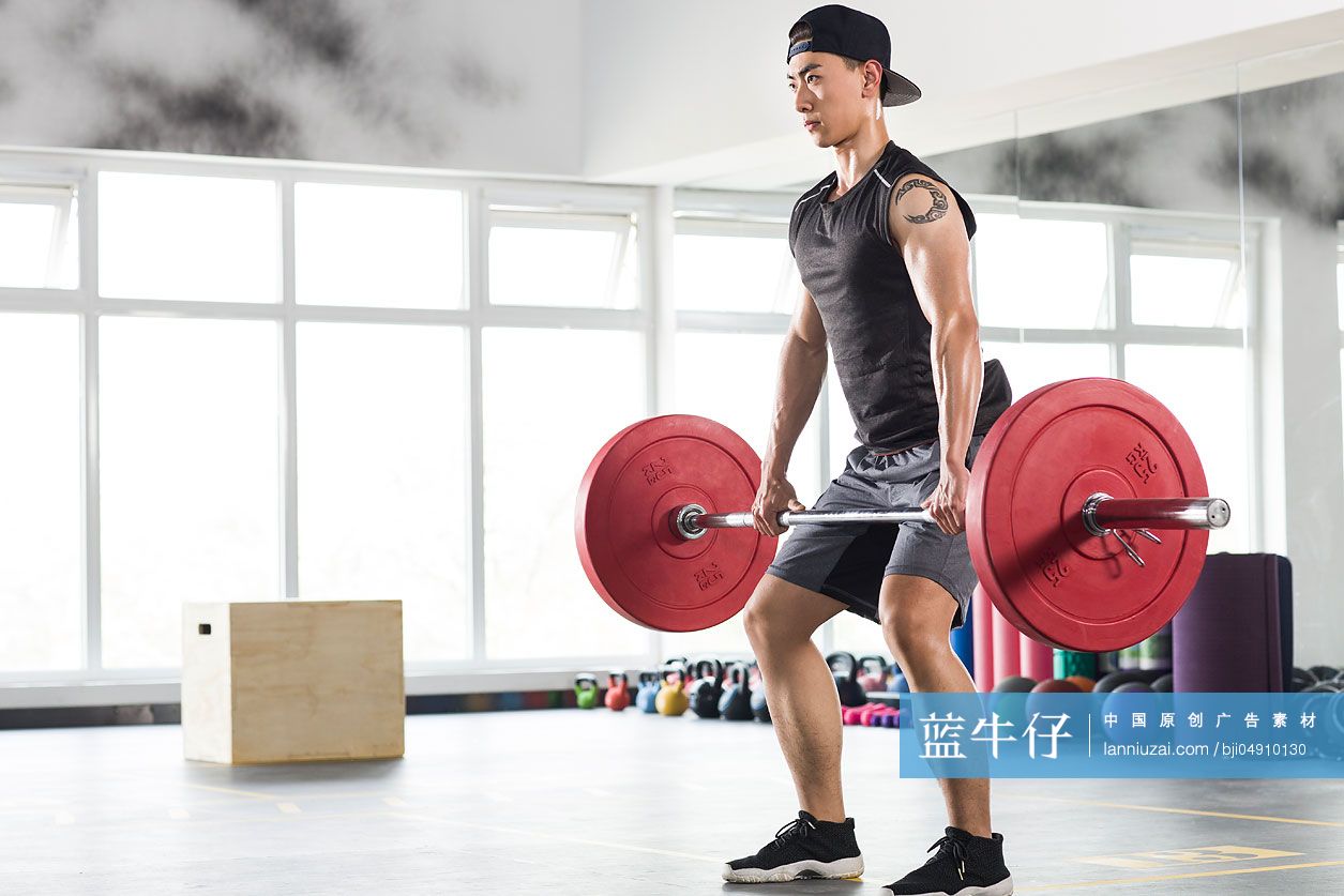 年轻男子在健身房健身