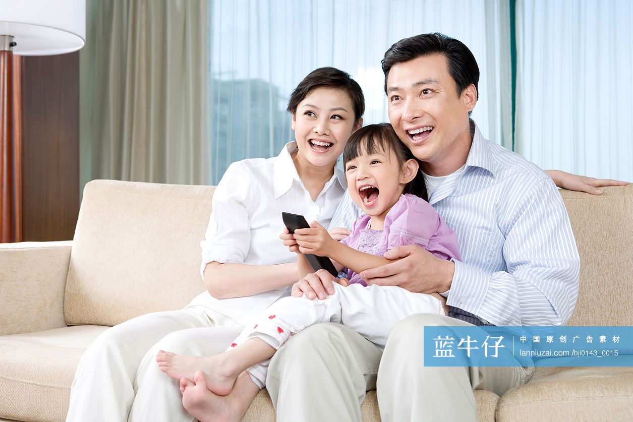 一家人坐在沙发上