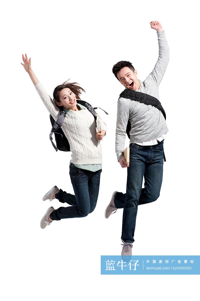 兴奋的大学生情侣跳跃