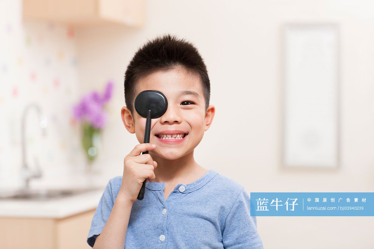 小男孩用遮眼板