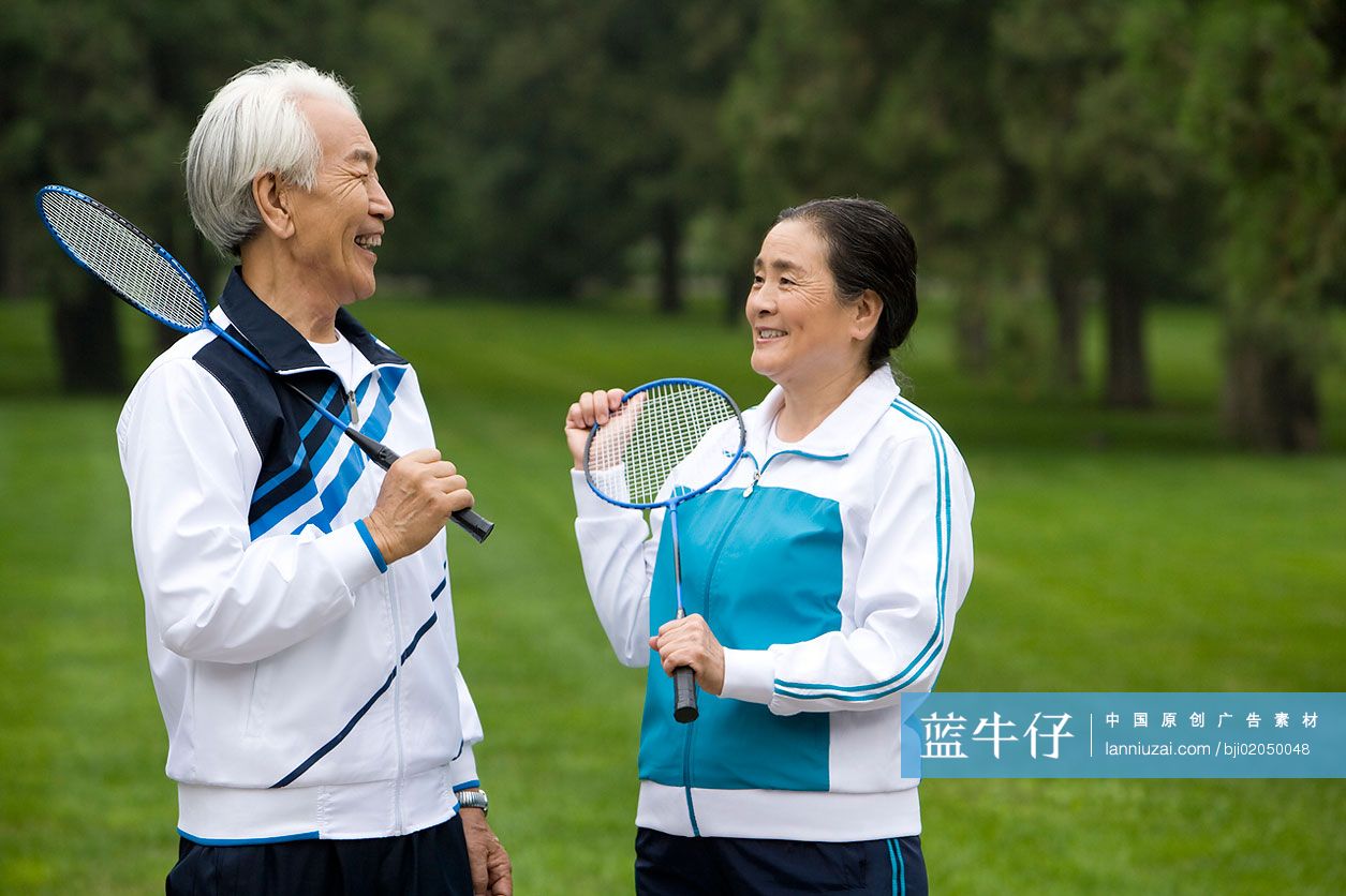 老年夫妇在公园打羽毛球