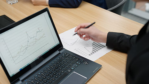 Young Chinese businessman using laptop in meeting room,4K