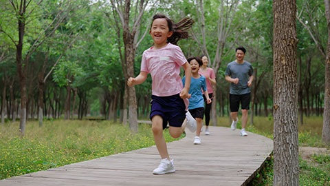 快乐一家人公园跑步