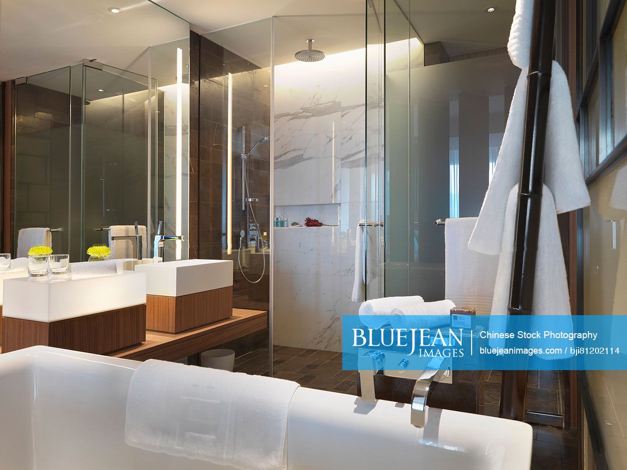 Bathtub and sinks in hotel bathroom