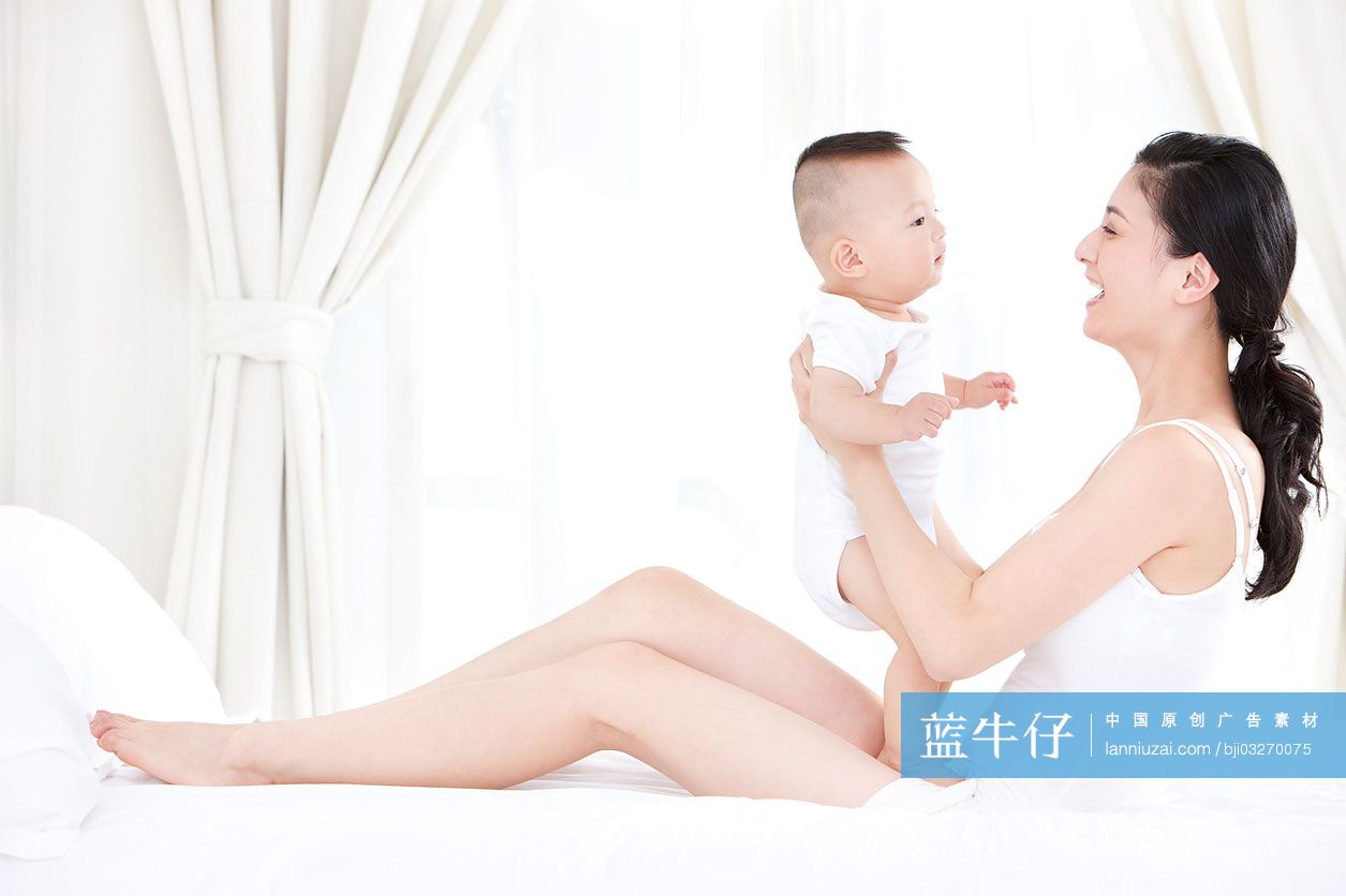 快乐妈妈和婴儿