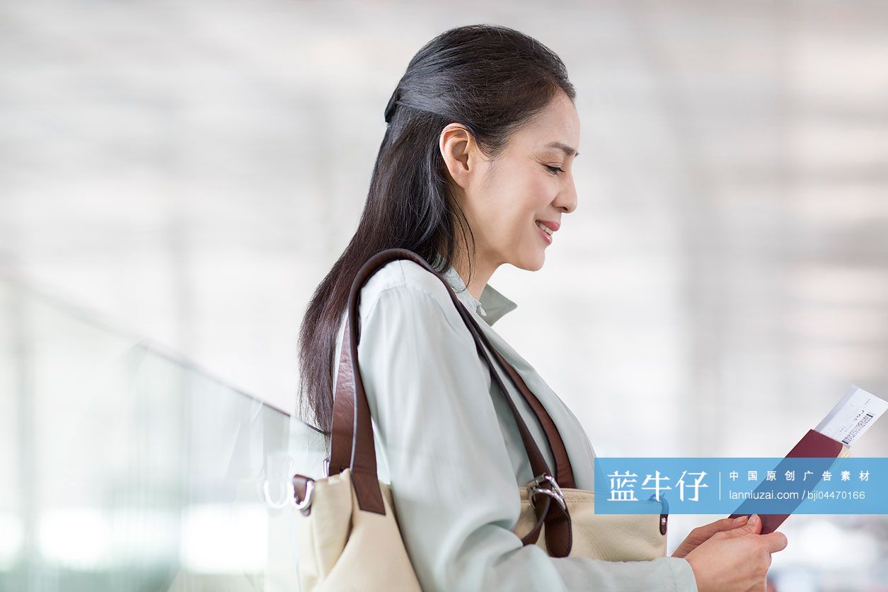 成熟中年女人在机场候机