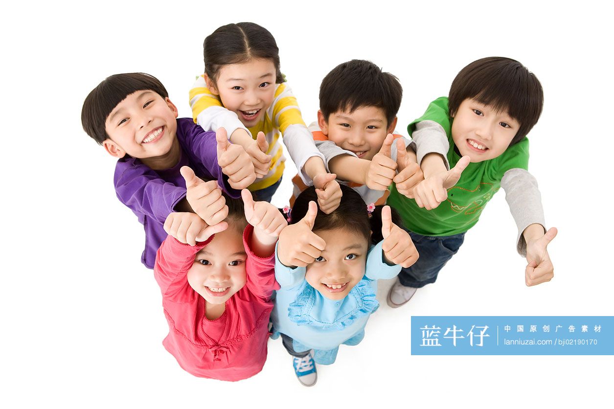 儿童竖起大拇指