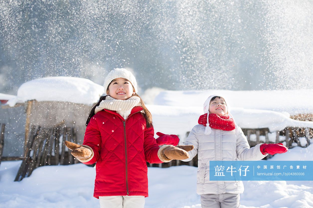 伸手接雪落下的图片图片