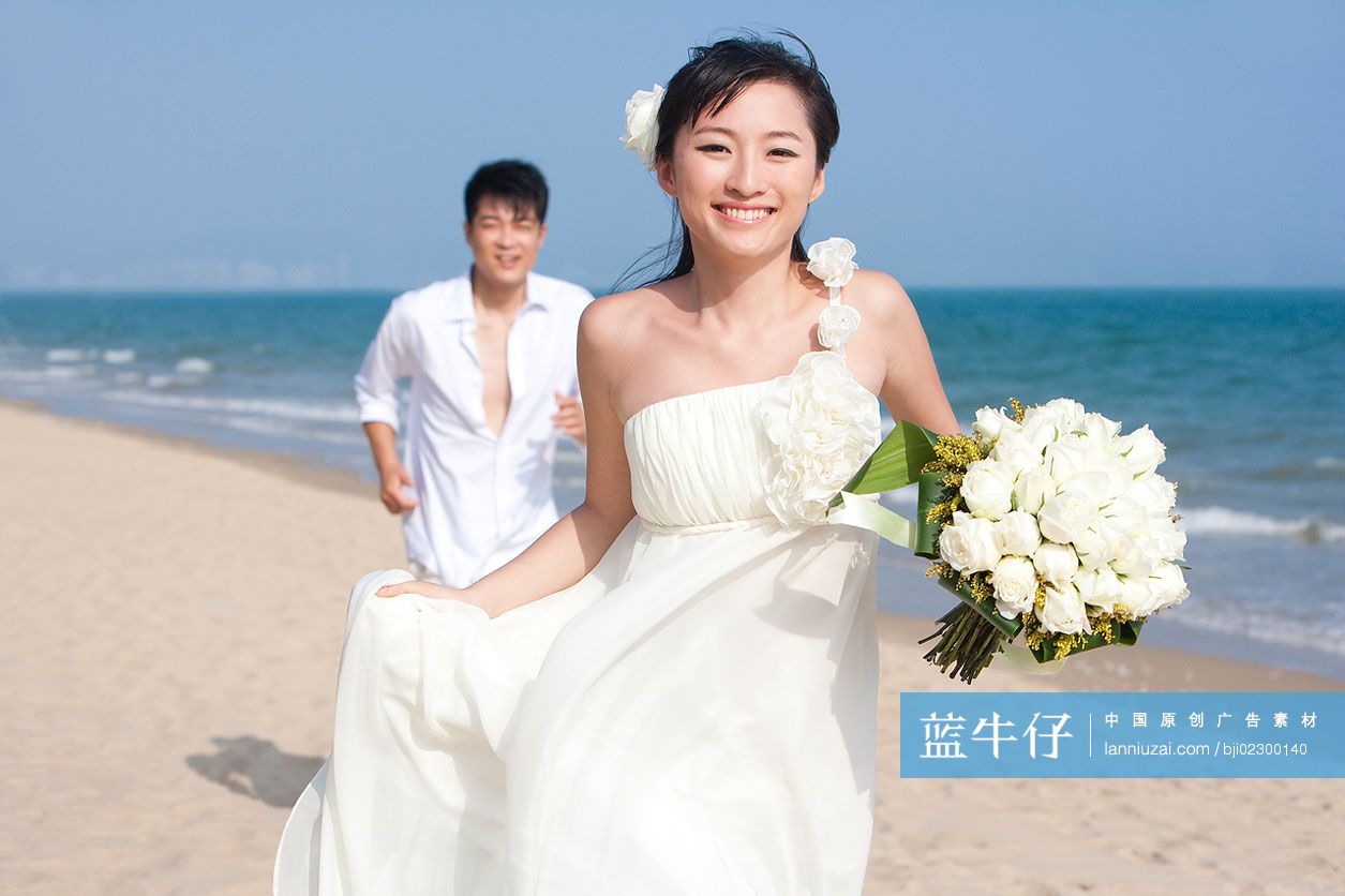 海滩浪漫婚纱情侣