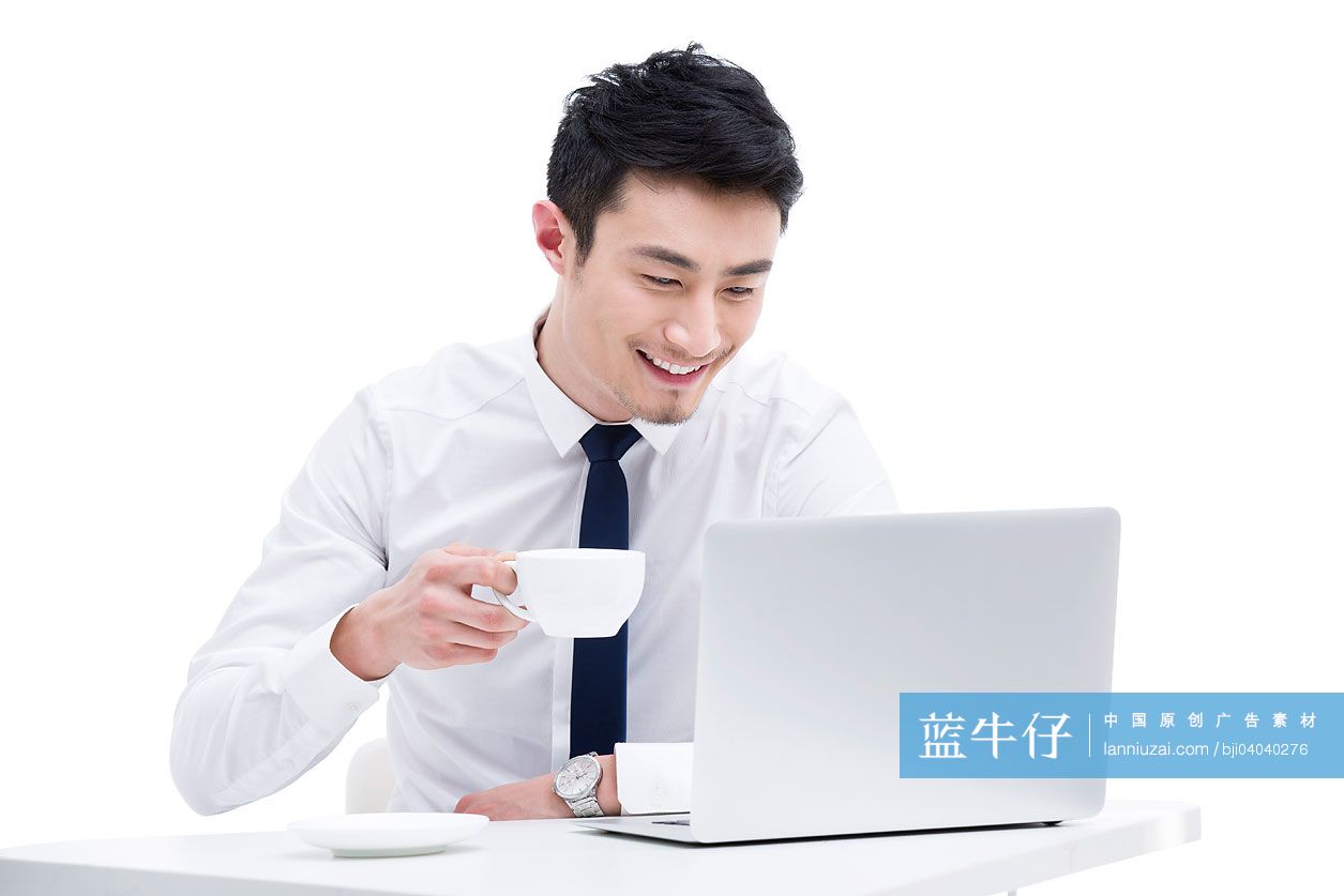 年轻商务男士喝咖啡用电脑