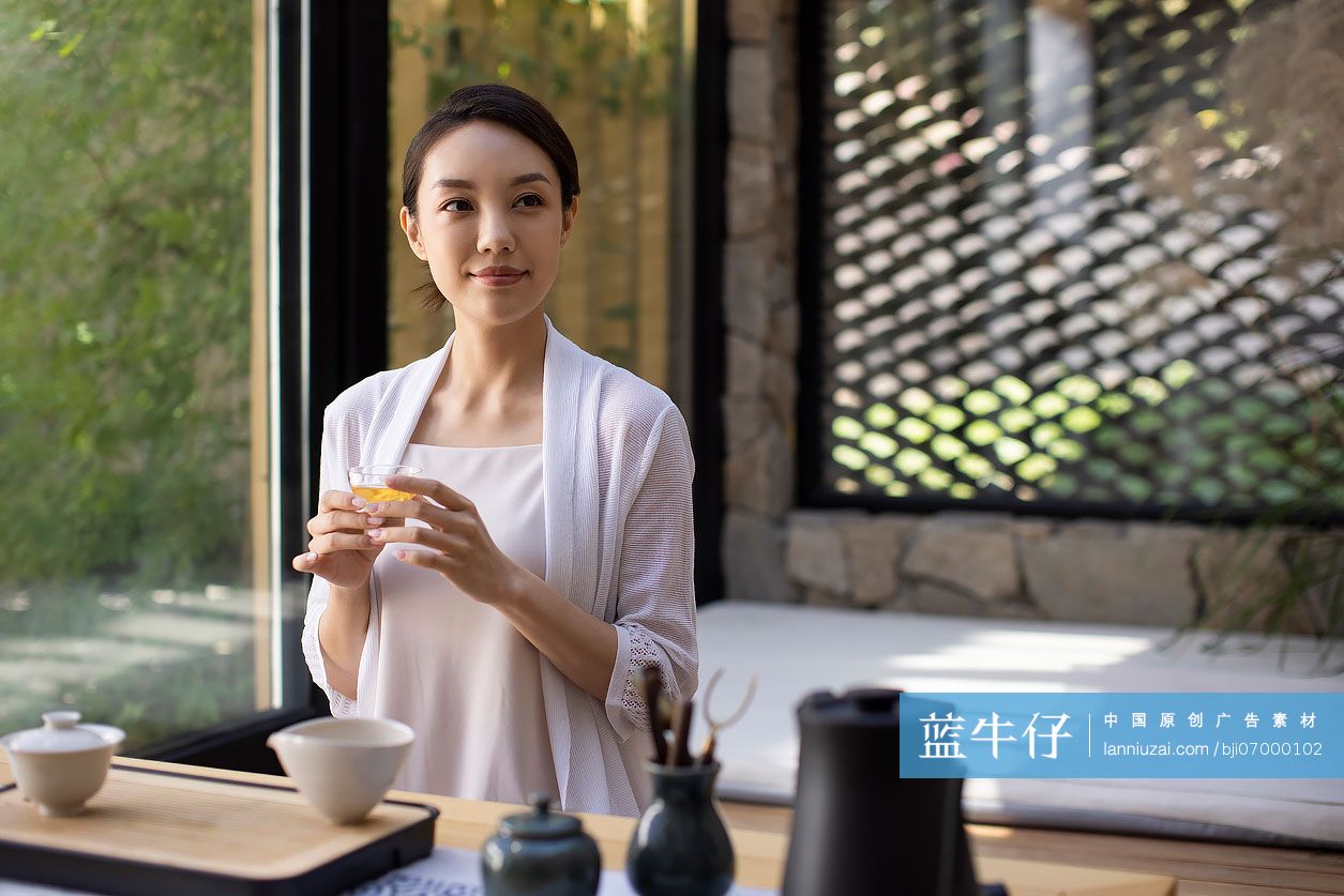 年轻女子在茶室里品茶