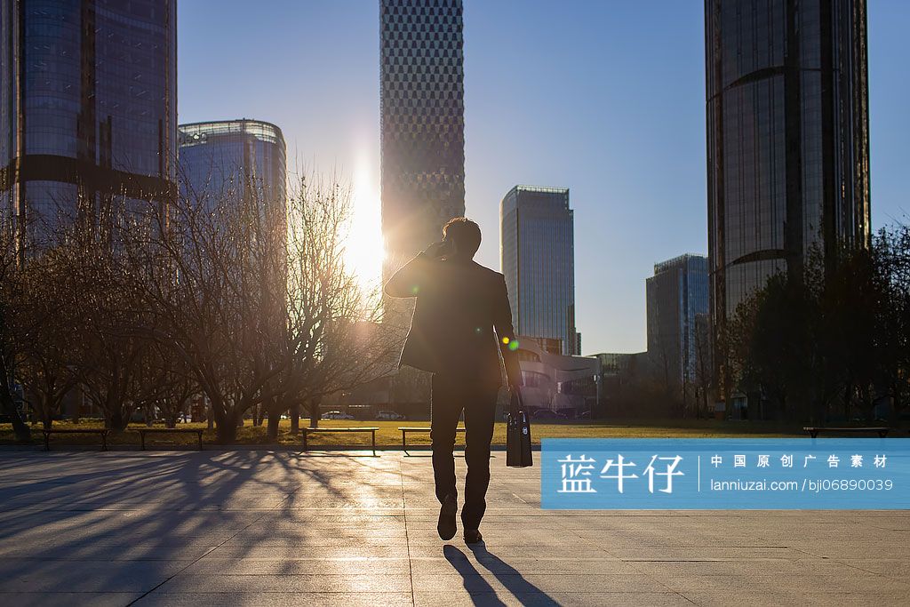 商务男子在户外打电话