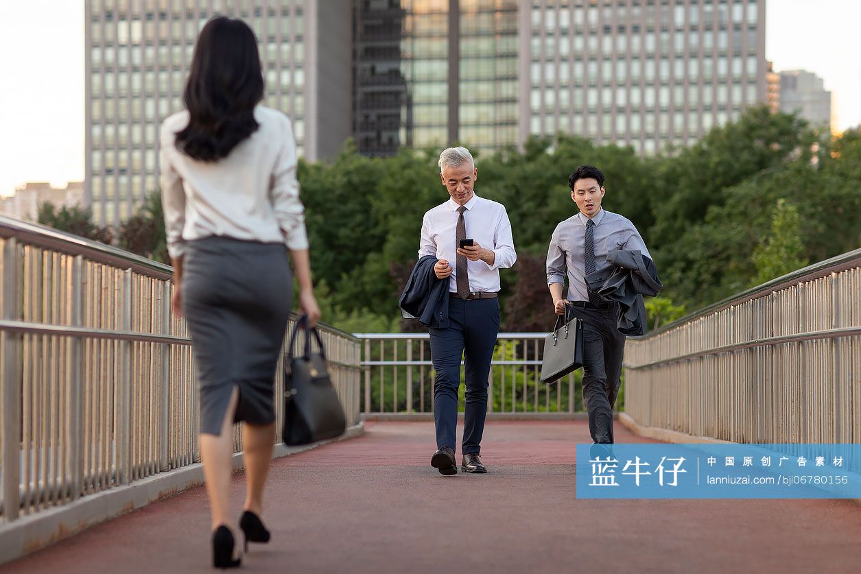 自信的商务人士去上班